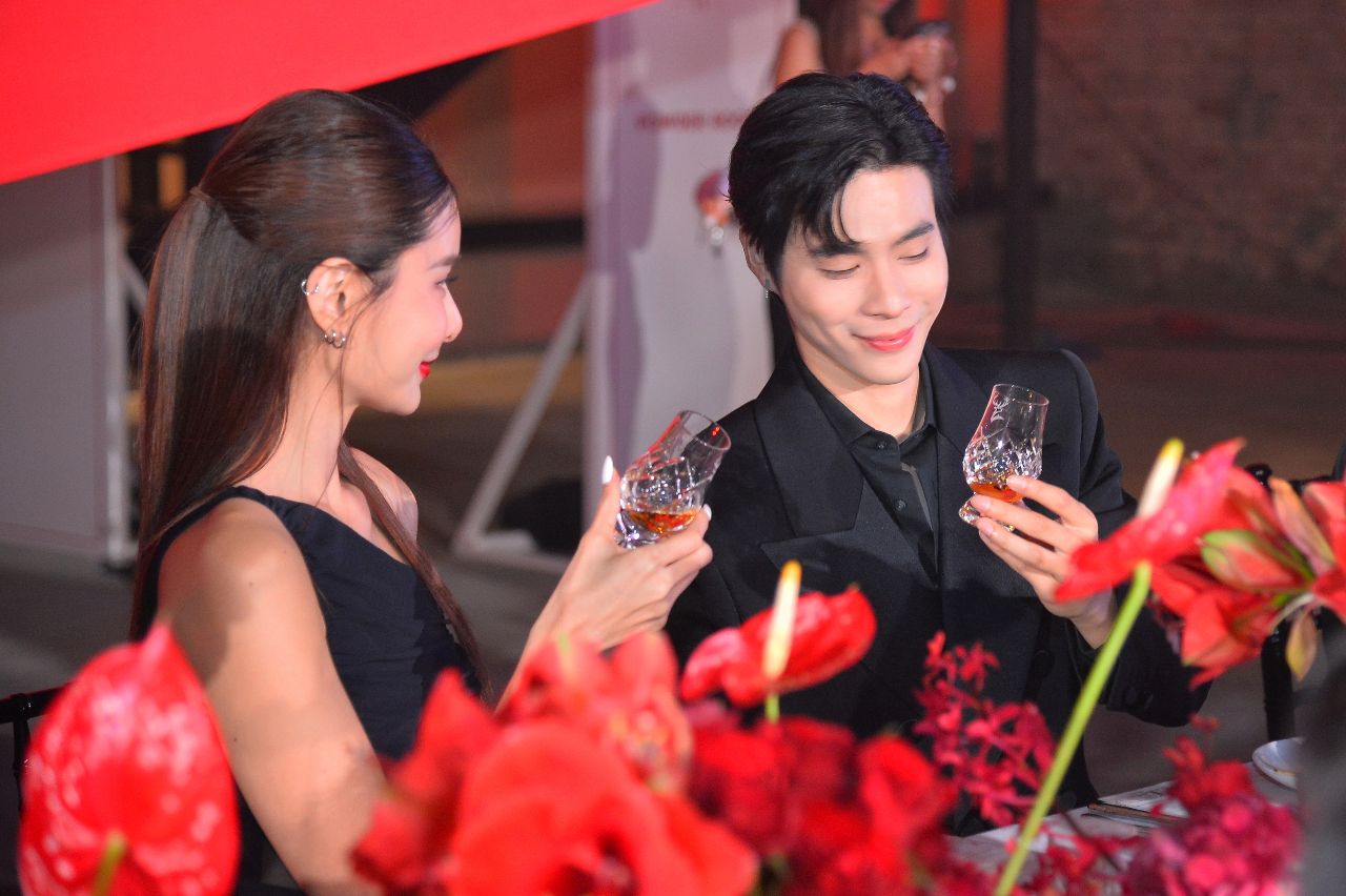 Juwei Teoh and Jack Gohr savouring a dram of Glenfiddich.