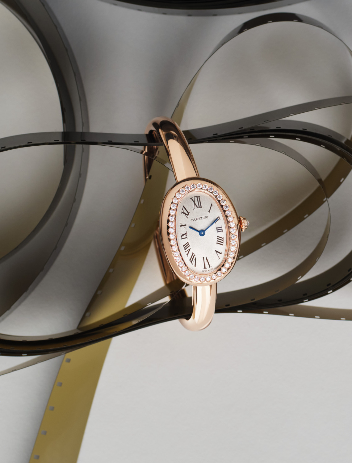Baignoire in rose gold with diamonds on the bezel.
