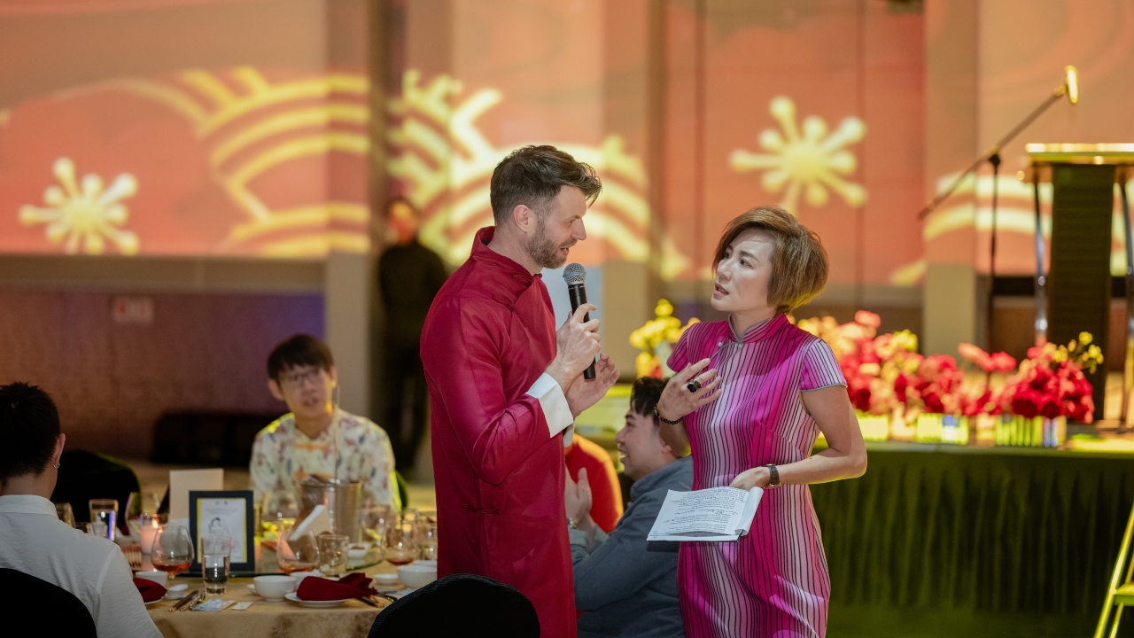 Martell’s brand ambassador Jean-Baptiste Gourvil (left) banters with emcee Wong Chui Ling