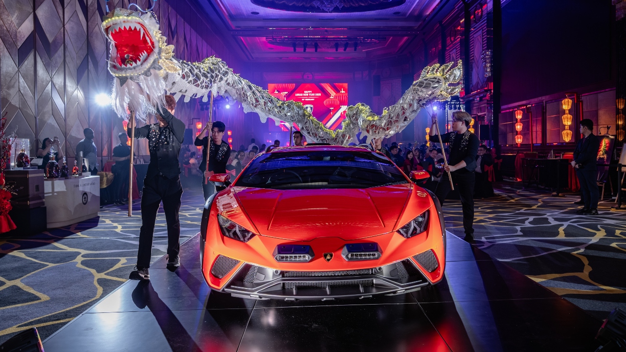 The electrifying dragon dance taking a lap around the Lamborghini Huracán Sterrato.