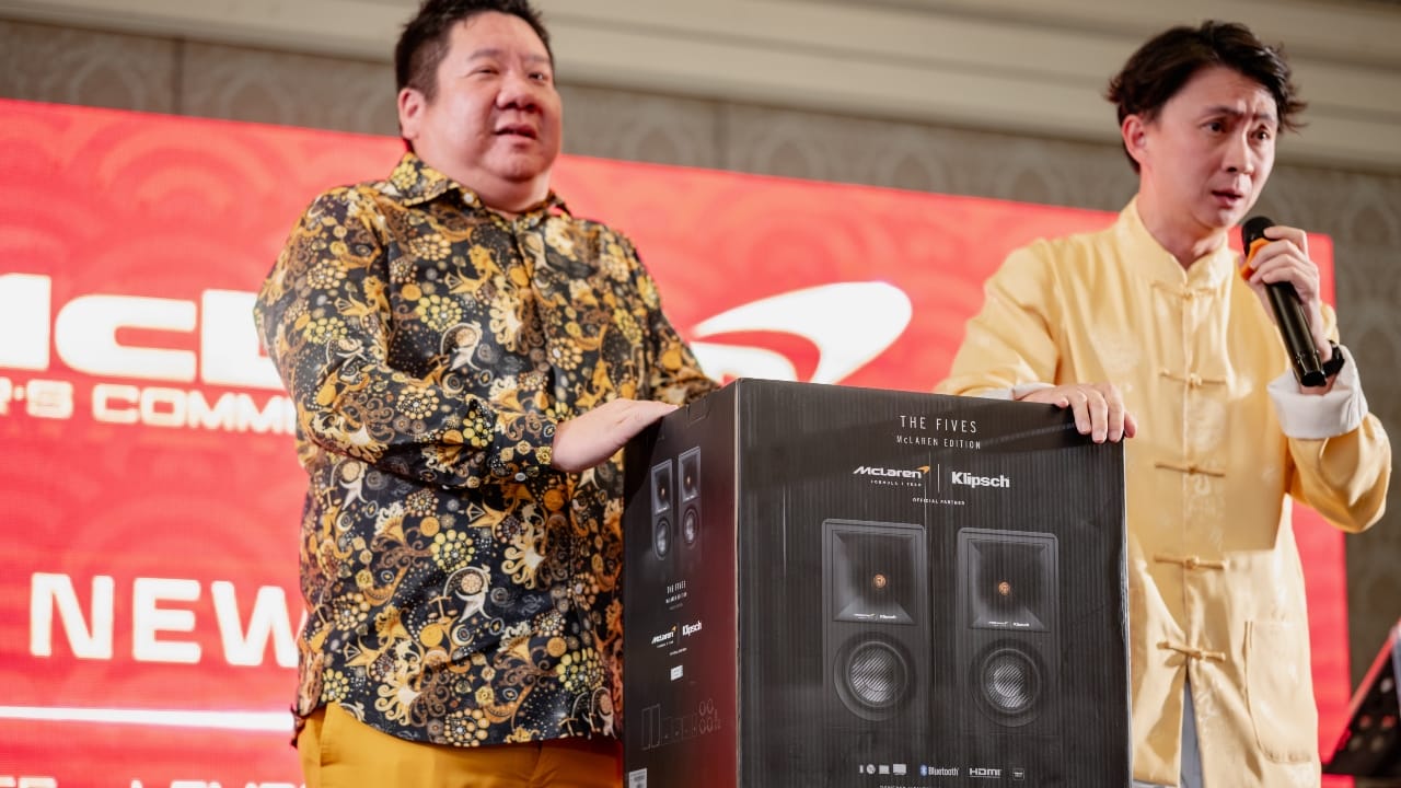 MOCM President Ng Choon Jin (left) and Vice President Kenji Wong auctioning The Fives McLaren Edition powered speakers by Klipsch Audio Technologies, courtesy of TC Acoustic