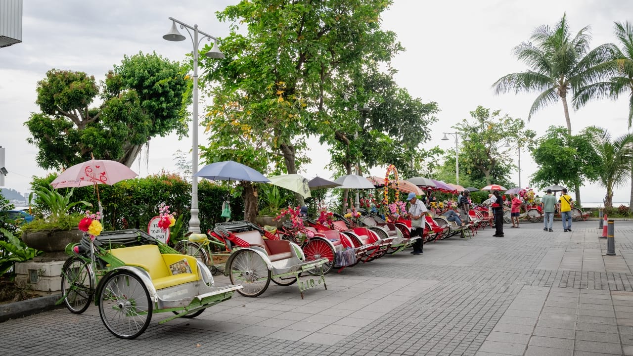 Trading four wheels for three, the MOCM bunch hopped on trishaws for their journey through the narrow streets of George Town to dinner.