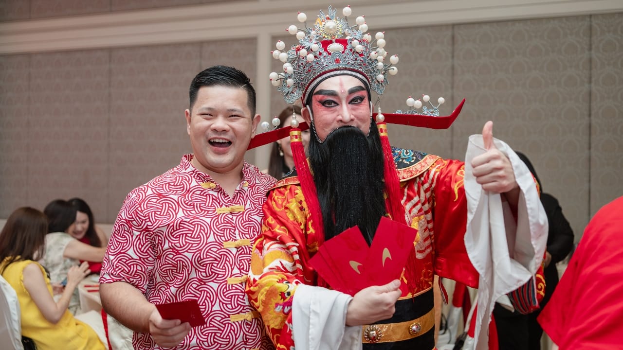 Ambrose Lee, MOCM’s treasurer, is all smiles after receiving his ang pow from the God of Prosperity.