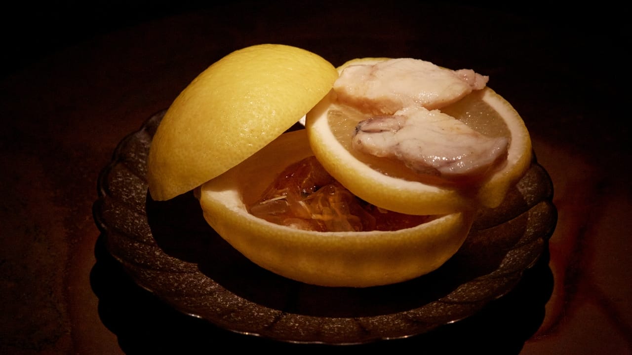 The humble lemon reveals fugu ishiyaki and fugu nigogori.
