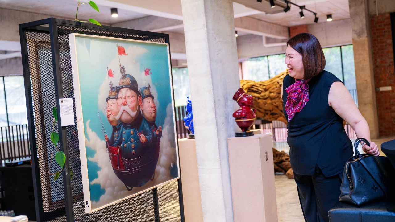 Tickled by the ephemeral qualities of Yap’s lenticular prints.