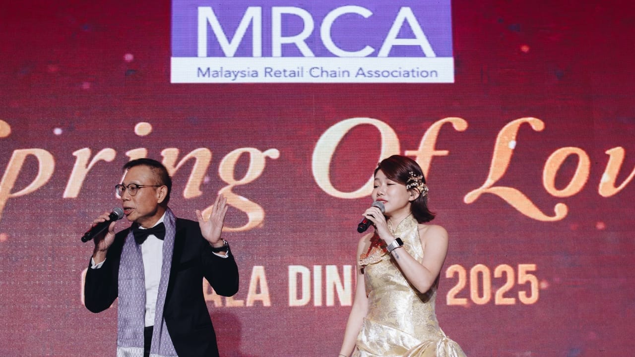 Phua lending his voice to the evening’s entertainment, performing alongside the band’s lead vocalist.