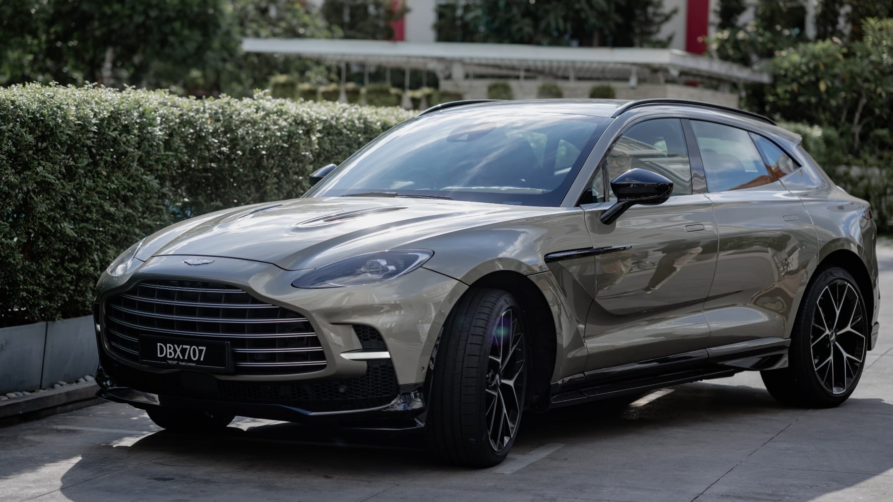 The DBX707 features a larger front grille with six double-vaned horizontal bars.